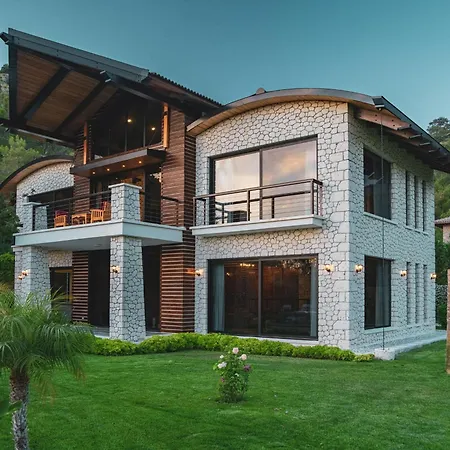 Private Island-style Ultra Luxury Estate * فتحية